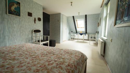 利加特内Avoti的一间卧室配有一张床,另一间卧室配有椅子