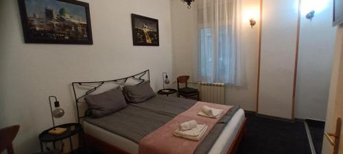 贝尔格莱德Authentic Belgrade Centre Apartments的一间卧室配有一张床,上面有两条毛巾
