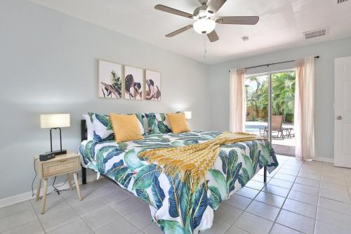 萨拉索塔Coastal Villa W Amazing Courtyard - Splash Pad!的一间卧室配有一张床和吊扇