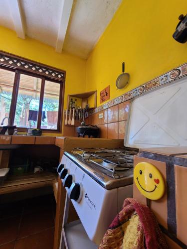 萨玛拉Casa Terra的厨房配有炉灶和黄色墙壁