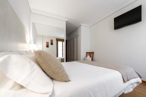 维多利亚-加斯特伊兹Dolce Vita Centro的白色卧室配有一张带枕头的大白色床
