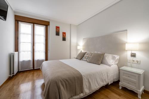 维多利亚-加斯特伊兹Dolce Vita Centro的白色的卧室设有一张大床和一个窗户