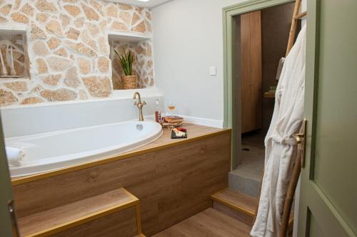 约阿尼纳locanta的带浴缸和石墙的浴室