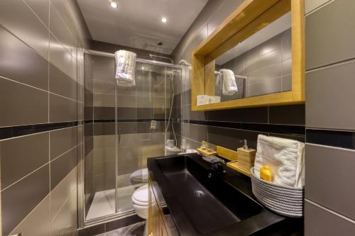 MontmagnyLE NID DOUILLET : PARIS proche-Cozy-Netflix的一间带水槽和卫生间的浴室