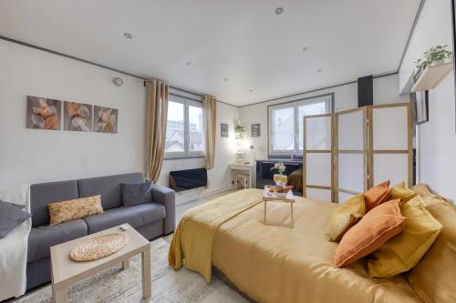 MontmagnyLE NID DOUILLET : PARIS proche-Cozy-Netflix的一间卧室配有一张大床和一张沙发