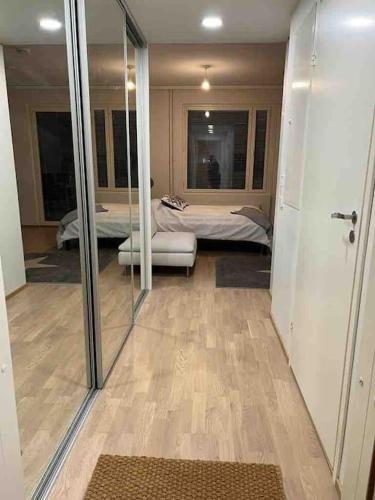 万塔City apartment nearby Airport的客房设有带一张床和镜子的卧室
