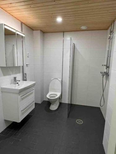 万塔City apartment nearby Airport的浴室配有卫生间、盥洗盆和淋浴。