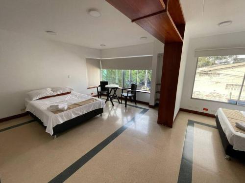 麦德林Apartamento privado en Medellin MAG301的卧室配有一张床和一张桌子及椅子