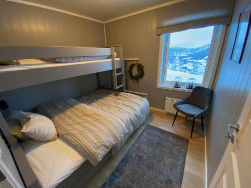 斯屈勒斯塔穆New modern apartment with great view - ski in & out的一间卧室配有双层床和椅子