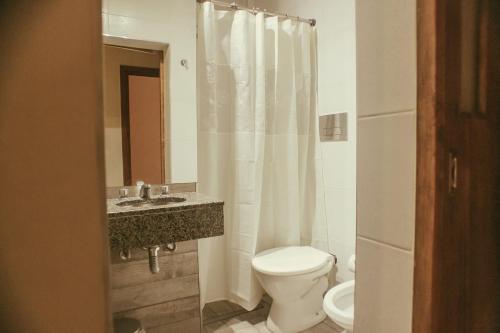 圣拉斐尔艾拉斯酒店的一间带卫生间、水槽和镜子的浴室