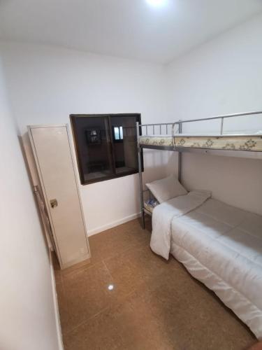 迪拜Cloud9 hostel的一间卧室配有双层床和窗户。