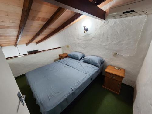 圣贝纳迪诺Departamento en San Bernardino - Barrio Cerrado的一间小卧室,配有床和床头柜