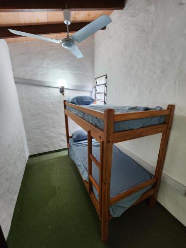 圣贝纳迪诺Departamento en San Bernardino - Barrio Cerrado的带吊扇的客房内的两张双层床