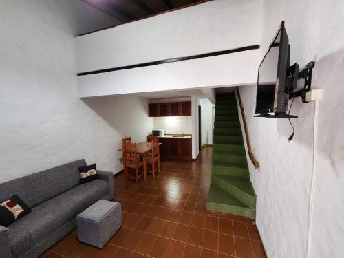 圣贝纳迪诺Departamento en San Bernardino - Barrio Cerrado的带沙发和电视的客厅