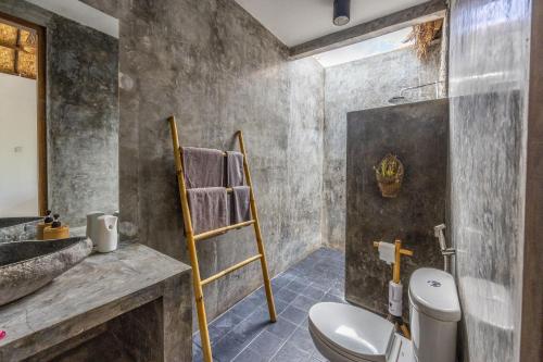 龙目岛库塔马尔塔斯温多斯酒店的一间带水槽、卫生间和柜台的浴室