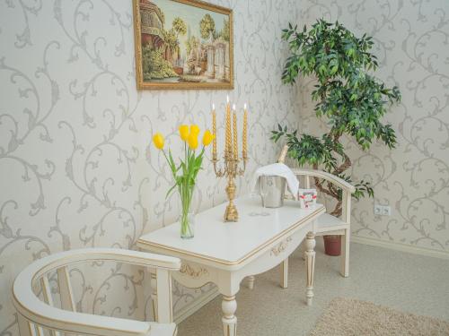 苏梅Luxury Apartments with Jacuzzi的一张桌子,花瓶和两把椅子