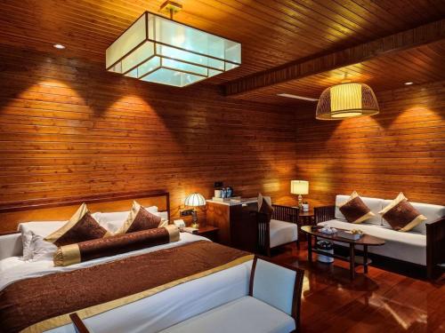 金边Prince Manor Resort的一间卧室配有两张床和吊灯。