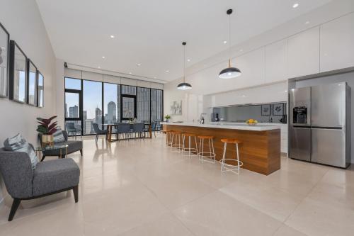 墨尔本Melbourne City Apartments Panoramic Skyview Penthouse的房屋内的开放式厨房和客厅