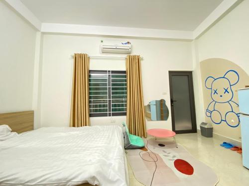 河内Easystay Apartment - 154 Đinh Thôn, Mỹ Đình, Hà Nội的卧室配有一张床,墙上挂着泰迪熊
