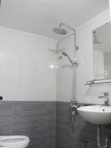 河内Easystay Apartment - 154 Đinh Thôn, Mỹ Đình, Hà Nội的白色的浴室设有水槽和卫生间。
