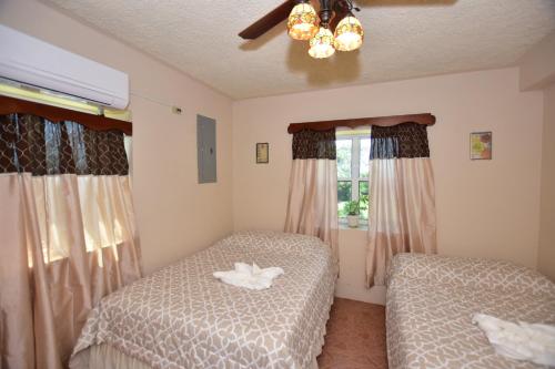 霍普金斯Harada Inn and Suites的一间卧室设有两张床和天花板