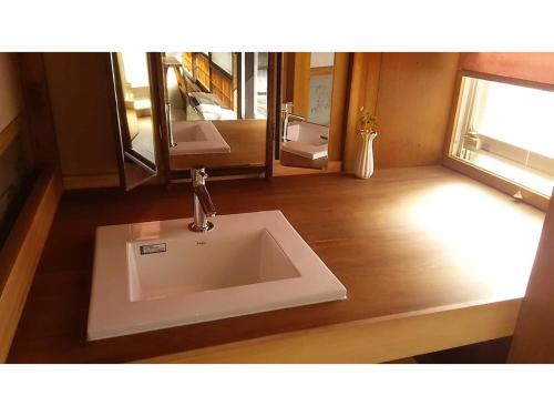 高山Tomareru sento taka no yu - Vacation STAY 00556v的浴室水槽设有水龙头和镜子