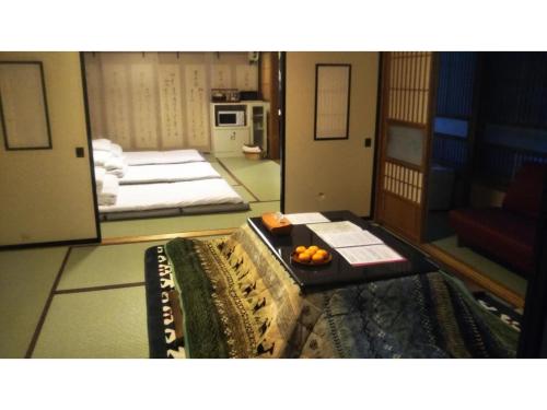 高山Tomareru sento taka no yu - Vacation STAY 00556v的一间设有两张床的房间和一张桌子上的橙子托盘