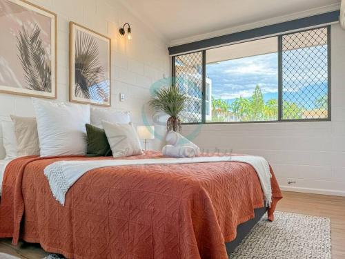 NightcliffZEN Nightcliff Foreshore 2-BR Cozy & Quiet Getaway的一间卧室设有一张大床和一个窗户。