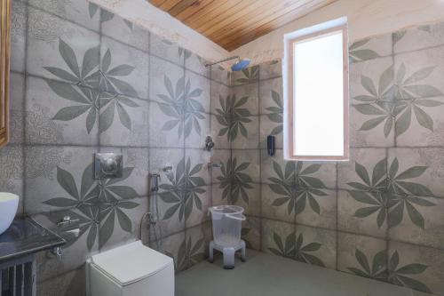 奈尼塔尔Seclude Pangot, Perch的浴室墙上挂有植物壁画