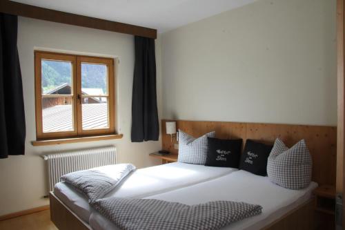 厄茨Gasthof zum Stern的一间卧室设有一张床和一个窗口