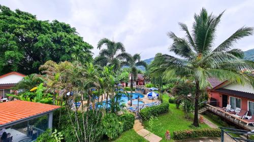 邦涛海滩Andaman Seaside Resort - SHA Extra Plus的享有度假村的空中景致,设有游泳池和棕榈树