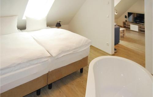 KaschowFewo Burg Rothenklempenow的卧室配有白色的床和白色椅子