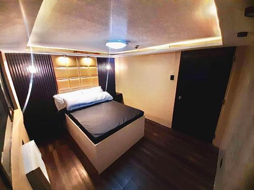 CaintaIV’s Condo w/ Netflix and Wi-Fi的中间设有一张床的小房间