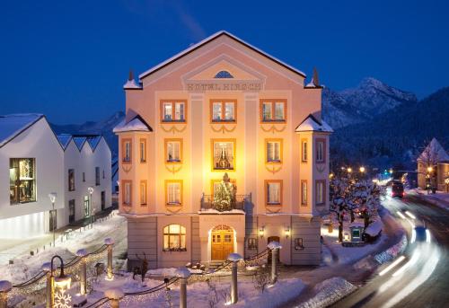 福森赫希酒店的一座大黄的建筑,在晚上下雪