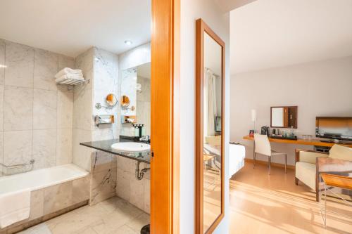巴塞罗那Hesperia Barcelona Del Mar的一间带浴缸和水槽的浴室