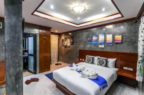 奥南海滩Areeya Phubeach Resort的卧室配有一张白色大床