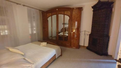普日博尔Apartmány Šitavanc的一间卧室配有一张床和一面大镜子