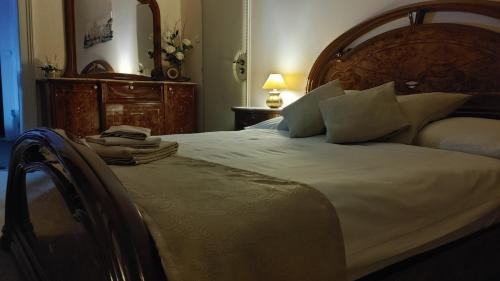 普日博尔Apartmány Šitavanc的卧室配有一张带白色床单和枕头的大床。