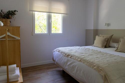 拉阿贝尔卡Alojamientos Rurality Home的一间卧室设有一张大床和一个窗户。