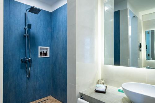 马特姆维The Mora Zanzibar的一间带水槽和镜子的浴室