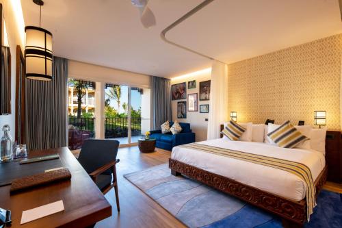 马特姆维The Mora Zanzibar的一间酒店客房,一间设有一张床和一张书桌