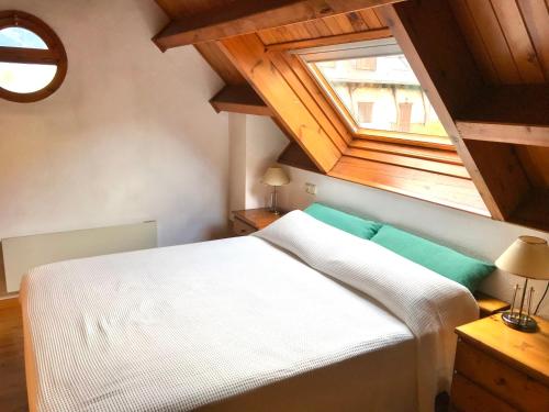 普拉德埃米塔Allotjament SV的卧室配有白色的床和窗户。