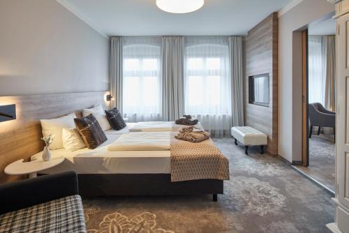 格尔利茨Hotel Via Regia - VIAs-Hotels的酒店客房设有一张大床和一张书桌。