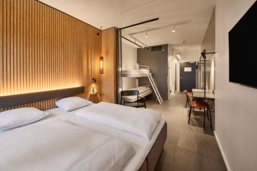 瓦埃勒Zleep Hotel Vejle的配有一张床和一张书桌的酒店客房