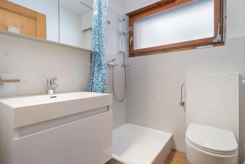 奥瓦伦纳茨Appartement chaleureux à Ovronnaz的白色的浴室设有水槽和卫生间。