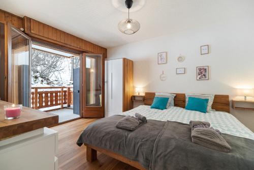 奥瓦伦纳茨Appartement chaleureux à Ovronnaz的一间卧室配有一张带蓝色枕头的大床