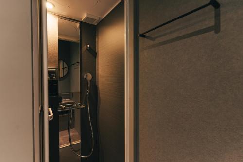 热海Kiten - slow & work stay -的带淋浴门和镜子的浴室