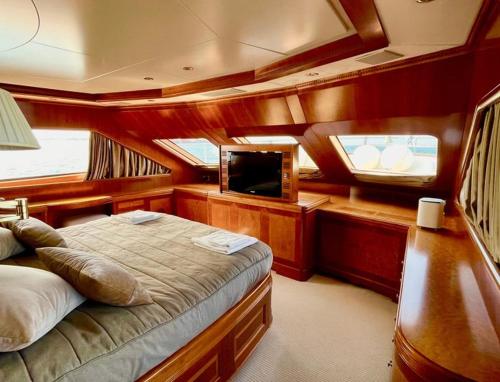 胡鲁马累GALAKTIKA SKAY YACHT的船上的卧室,配有一张床和电视