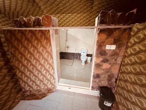 瓦迪拉姆贝都因人时尚露营旅馆的一间未完成的浴室,内设卫生间