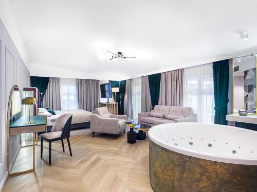 克拉科夫Hotel Golden Queen的一间客厅,客厅内配有大浴缸